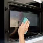 Come pulire il forno a microonde dal grasso