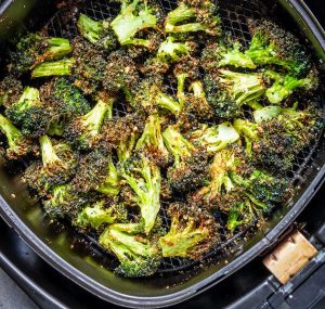 Broccoli nella friggitrice ad aria - croccanti, deliziosi e ricchi di nutrimento