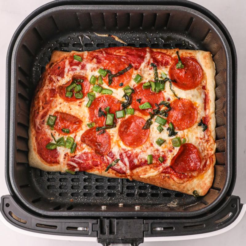 Rotoli ed involtini alla pizza nella friggitrice ad aria