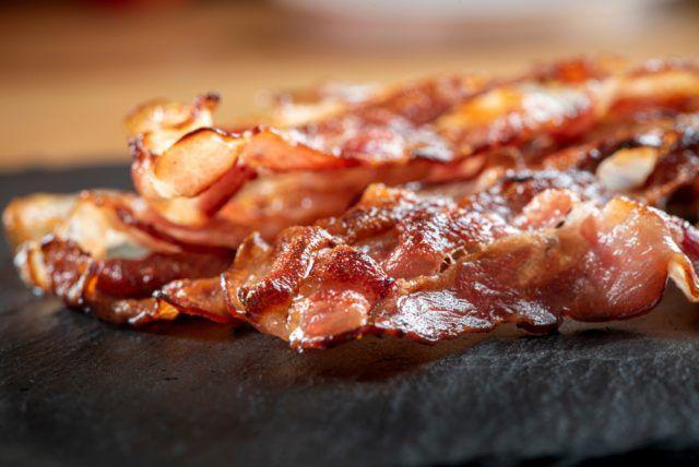 Come cucinare il bacon nel forno a microonde