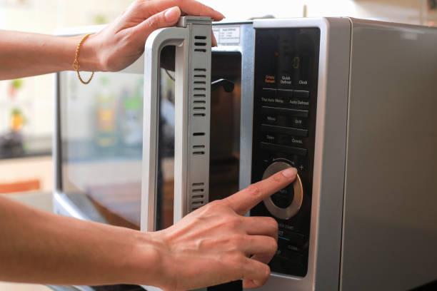 Si può usare il foglio di alluminio nel forno a microonde?